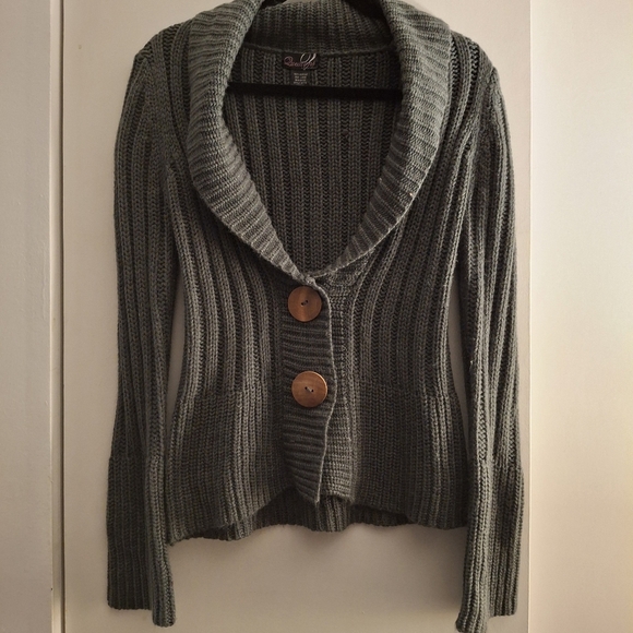 Questions Gray Women's Knit Sweater with Wooden Buttons - Picture 1 of 5